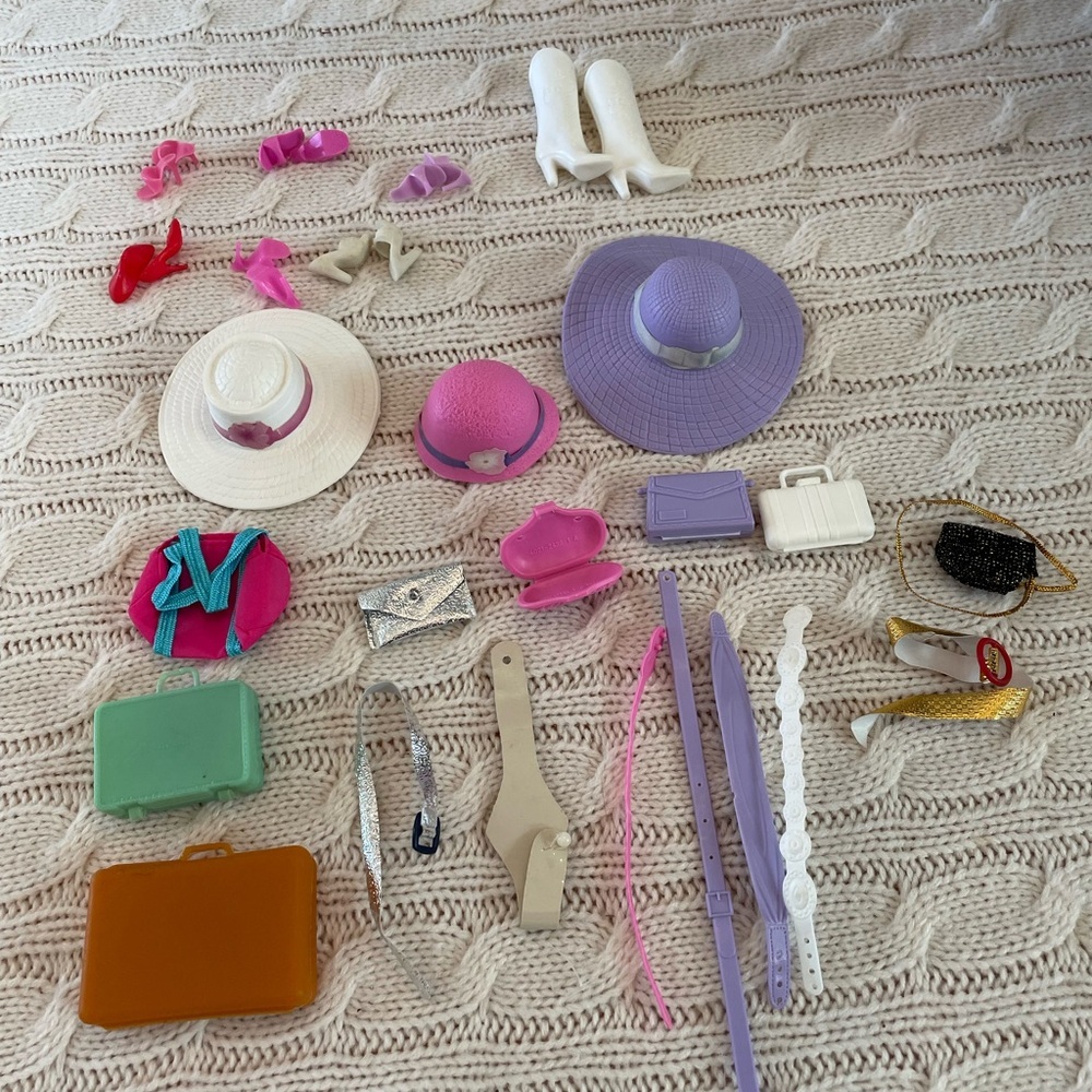 VTG 1980s Barbie accessory lot. 25 pcs: shoes/cowboy boots, purses, belts, bags